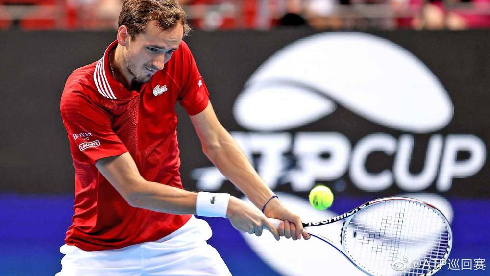  发球测速仪刷新纪录，萨弗林卡轰出二百一十公里极速  