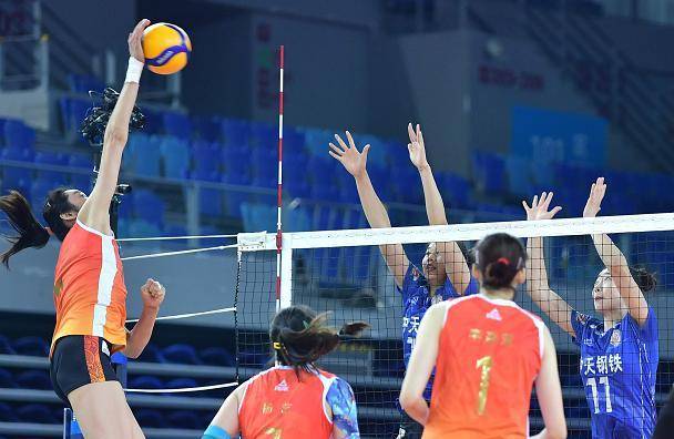  梅德韦杰夫鏖战五盘，苦战险胜挺进决赛