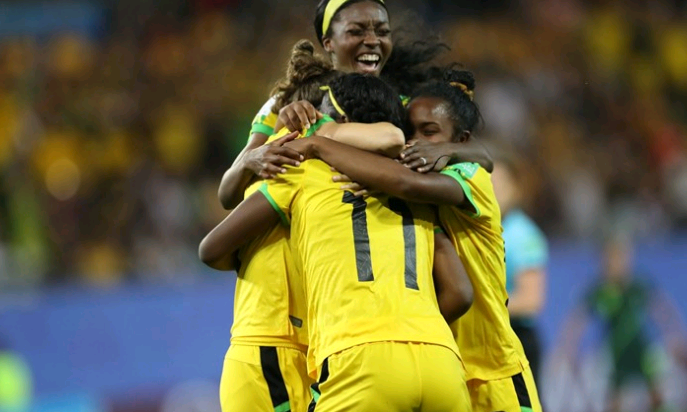  女足姑娘创历史，首次捧起洲际奖杯