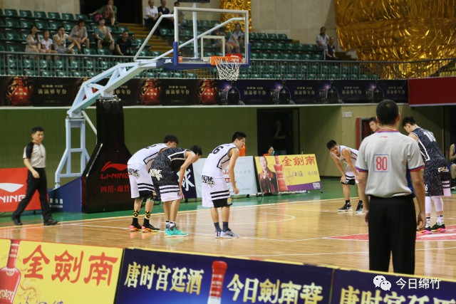  扣篮大赛惊艳全场，空中飞人演绎极致美学