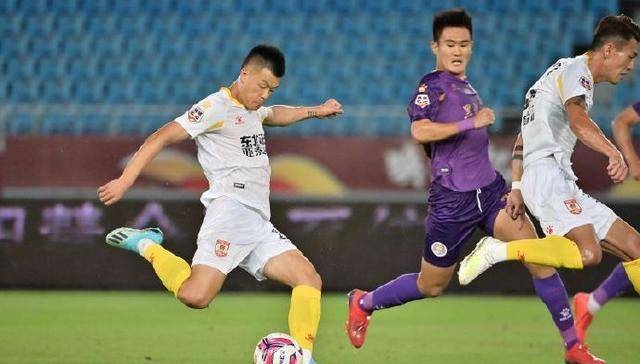  新星闪耀赛场，年轻前锋独中三元