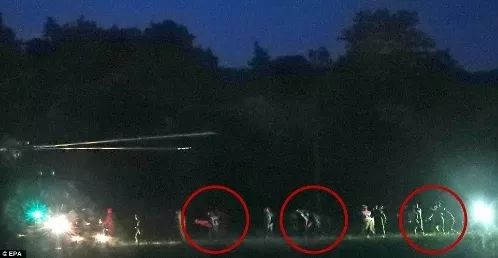  草根足球达人走红，平民英雄感动全网  