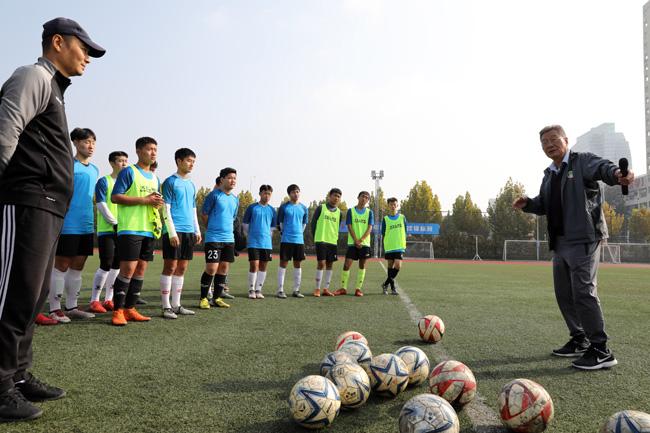  足坛名宿观战，现场指导激励士气